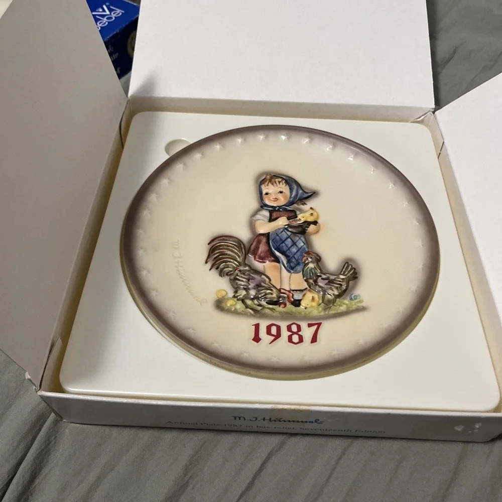 1987 M. J. Hummel Annual Plate In Bas-Relief Design 17th Edition In Original Box